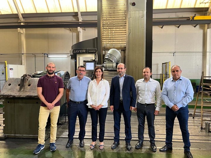 El director del INFO, Joaquín Gómez, durante la visita a la empresa Tecsumaga