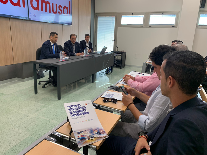 El consejero de Fomento e Infraestructuras, José Ramón Díez de Revenga, durante la presentación del Pacto por las Infraestructuras del Transporte de la Región de Murcia a la Asociación empresarial de Sociedades Laborales y Participadas de la Región de Murcia (Amusal)