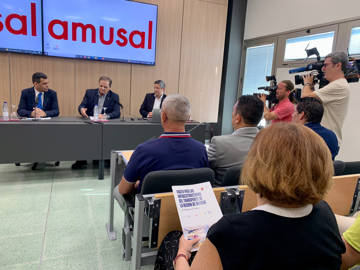 El consejero de Fomento e Infraestructuras, José Ramón Díez de Revenga, durante la presentación del Pacto por las Infraestructuras del Transporte de la Región de Murcia a la Asociación empresarial de Sociedades Laborales y Participadas de la Región de Murcia (Amusal) (1)