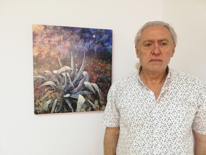 El pintor Rafael Terrés, junto a una de las obras que podrá contemplarse en la exposición de Ulea.