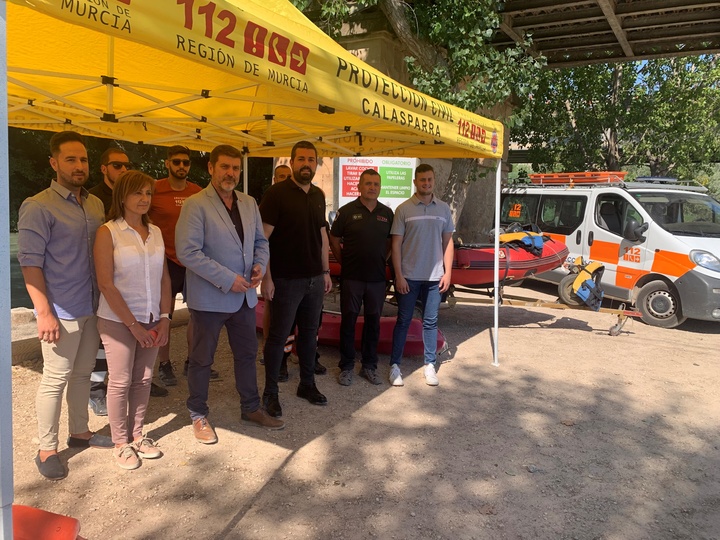 El director general de Emergencias, Fulgencio Perona, durante su visita a la playa fluvial de Calasparra para comprobar el despliegue del Plan Copla