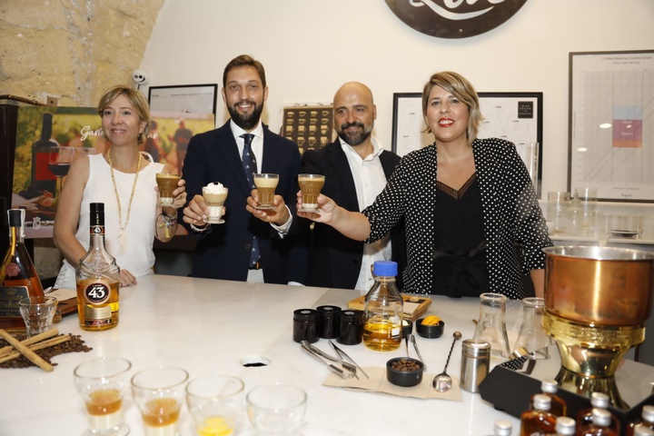 La alcaldesa de Cartagena, Noelia Arroyo, y el director del Instituto de Turismo (Itrem), Juan Francisco Martínez, en la presentación de las gastroexperiencias acompañados por la concejal de Turismo, Cristina Pérez, y el CEO de Café Lab, Fran Bernal