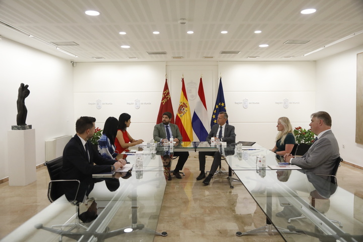 López Miras se reúne con una delegación del Gobierno de Holanda Septentrional (3)