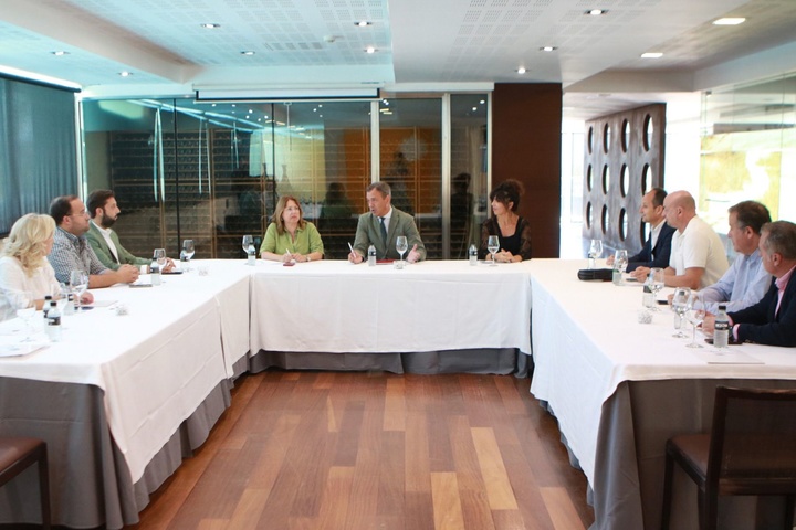 Reunión del consejero de Presidencia, Turismo, Cultura y Deportes, Marcos Ortuño, con representantes del sector turístico del entorno del Mar Menor, celebrada hoy en San Pedro del Pinatar