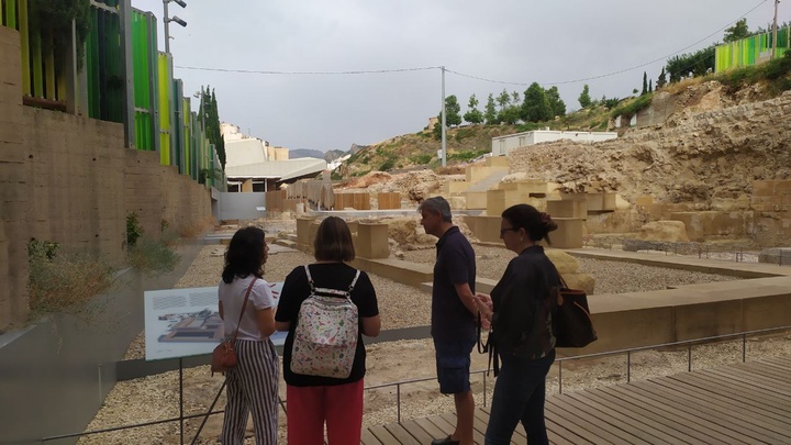 Representantes de la Asociación de Agencias de Viajes de Incentivos 'I'm +', durante su visita al barrio del Foro Romano de Cartagena