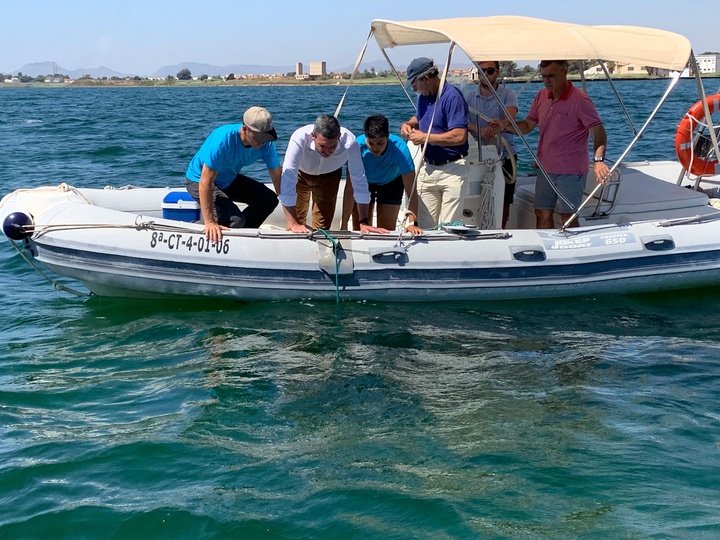 El consejero Antonio Luengo observa el trabajo que se lleva a efecto diariamente para controlar el estado del Mar Menor.