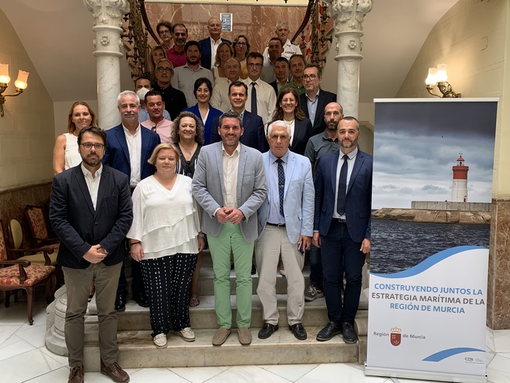 El consejero Antonio Luengo, junto con los representantes de todos los organismos implicados en la Estrategia Marítima