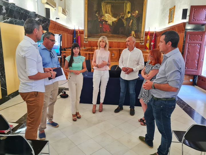 La directora de Movilidad, Marina Munuera, los alcaldes Caravaca de la Cruz y Pliego, José Francisco García y Antonio Huéscar, y otros representantes municipales del Noroeste y Río Mula en la reunión sobre las novedades de Movibus para la comarca