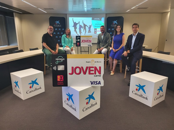 La directora territorial de CaixaBank en la Región de Murcia, Olga García Saez (2i), y el director general de Juventud, José Manuel López (3d), junto a técnicos de la dirección general y la entidad financiera.
