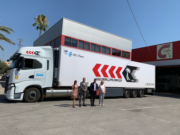 La directora de Movilidad y Litoral, Marina Munuera, el consejero de Fomento e Infraestructuras, José Ramón Díez de Revenga, junto con los responsables de la empresa Campillo Palmera, Joaquín y Carmen Campillo, durante la visita a las instalaciones ubicadas en Molina de Segura