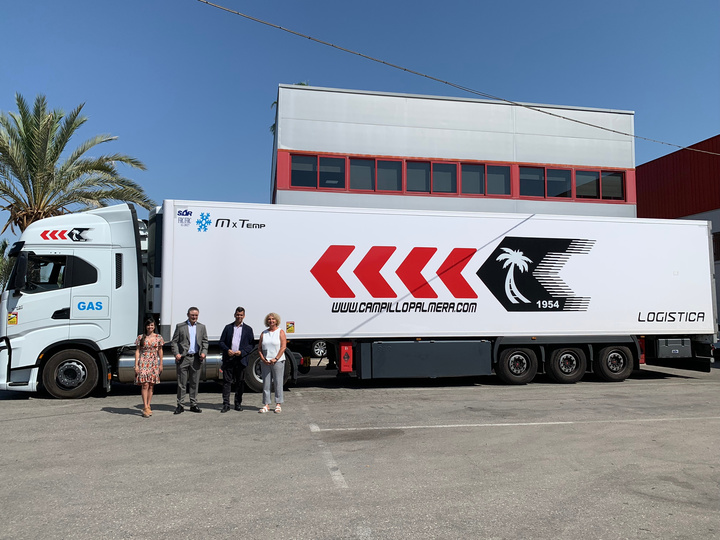 La directora de Movilidad y Litoral, Marina Munuera, el consejero de Fomento e Infraestructuras, José Ramón Díez de Revenga, junto con los responsables de la empresa Campillo Palmera, Joaquín y Carmen Campillo, durante la visita a las instalaciones ubicadas en Molina de Segura (1)