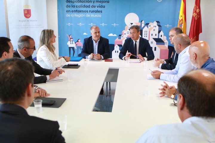 Reunión celebrada hoy por el consejero de Presidencia, Turismo, Cultura y Deportes, Marcos Ortuño, con representantes de las entidades financieras que participan en el proyecto