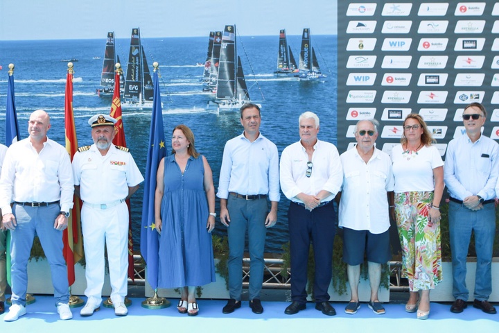 Organizadores y patrocinadores del evento, junto al consejero de Presidencia, Turismo, Cultura y Deportes, Marcos Ortuño (4i), y la alcaldesa de San Pedro del Pinatar (3i), Visitación Martínez, esta mañana, en la presentación