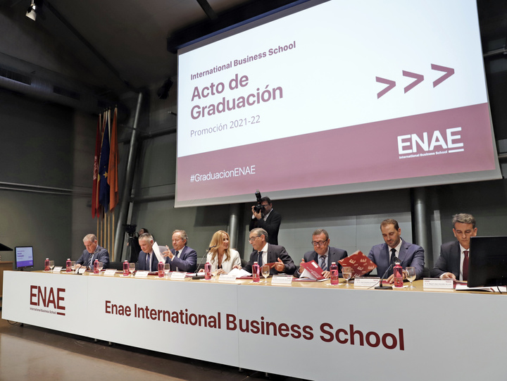 La directora del Servicio Regional de Empleo y Formación asiste a la graduación de la promoción 2021-2022 de ENAE Business School