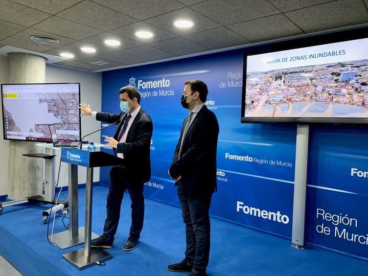 Imagen de la rueda de prensa ofrecida por la Consejería de Fomento en marzo donde ya se ponían de manifiesto las deficiencias técnicas de los mapas de inundabilidad publicados por la >CHS