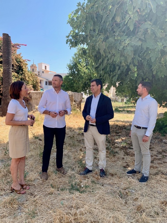 El consejero de Fomento e Infraestructuras, José Ramón Díez de Revenga, y el alcalde de Caravaca de la Cruz, José Francisco García, visitan los terrenos de propiedad regional que serán cedidos al Consistorio para el proyecto de regeneración del casco histórico del municipio