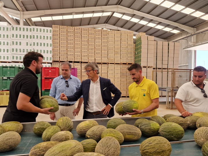 Imagen de la visita del consejero de Economía, Hacienda y Administración Digital, Luis Alberto Marín, a las instalaciones de la empresa Inverfresh