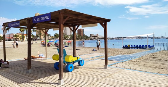 La playa Barnuevo de Santiago de la Ribera es una de las que disponen de zonas de baño adaptadas, con sombra, butacas y pasamanos dentro del agua.