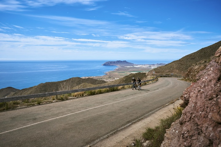 El itinerario EuroVelo 8-Ruta Mediterránea, que se prolonga desde Cádiz hasta Chipre, atraviesa la Costa Cálida en una ruta de 217 kilómetros.