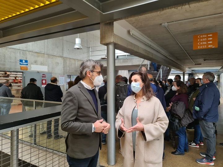 Imagen del consejero de Economía, Hacienda y Administración Digital, Luis Alberto Marín, y la directora general de Función Pública, Carmen María Zamora, durante la convocatoria para el examen de la oposición de Agrupación profesional de Servicios Públicos de la Comunidad Autónoma