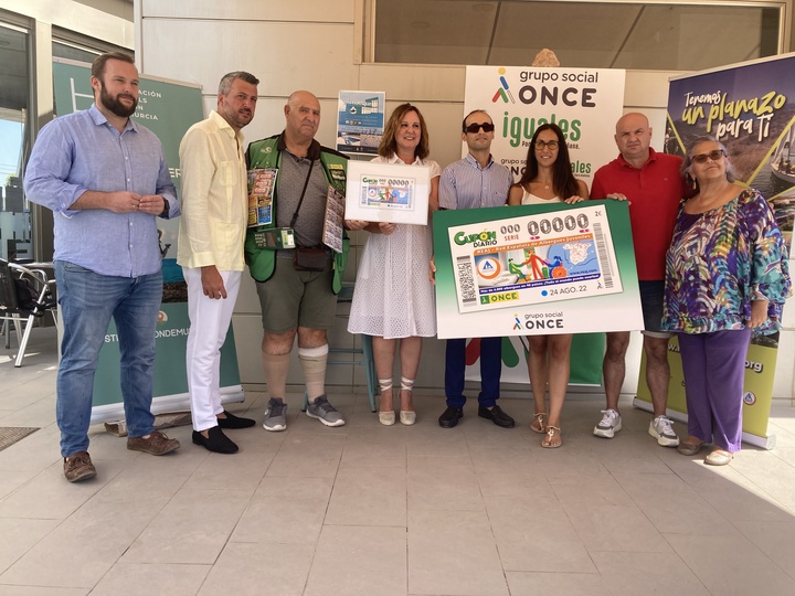 Isabel Franco, junto con el director de Juventud, José Manuel López, asistieron a la presentación del Cupón de la Organización Nacional de Ciegos de España que difunde la Red Española de Albergues Juveniles