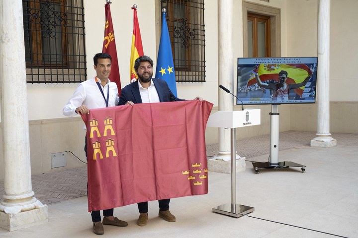 López Miras recibe al marchador Miguel Ángel López tras proclamarse campeón de Europa (2)