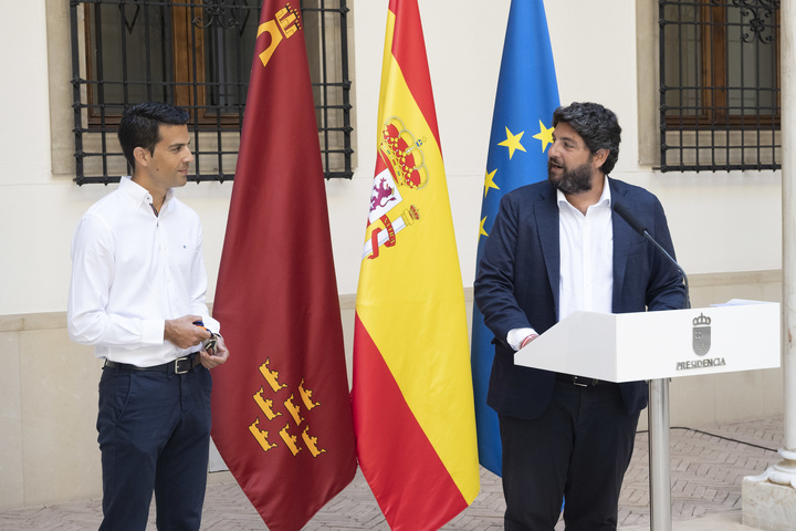 López Miras recibe al marchador Miguel Ángel López tras proclamarse campeón de Europa (3)