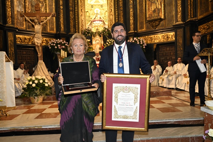 López Miras asiste a la misa mayor en honor a la Virgen de las Huertas de Lorca (2)