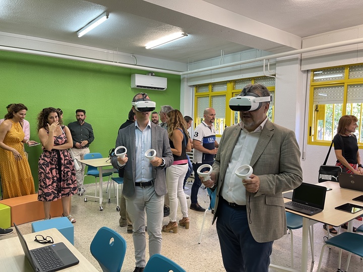 El director general de Informática y Transformación Digital, Javier Martínez Gilabert, y el director general de Formación Profesional e Innovación, Juan García Iborra, en el CEIP Federico de Arce