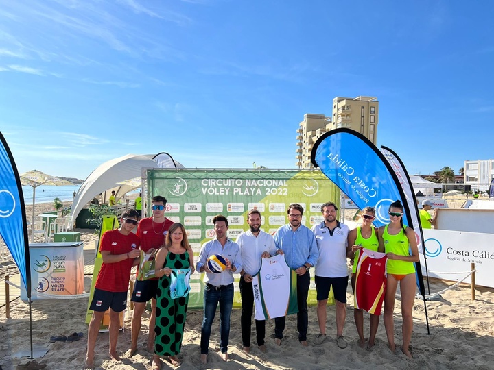 Los directores generales del Instituto de Turismo de la Región de Murcia y de Deportes, Juan Francisco Martínez y Francisco Javier Sánchez, respectivamente, junto a organizadores y participantes en la prueba del Circuito Nacional de Vóley Playa 2022