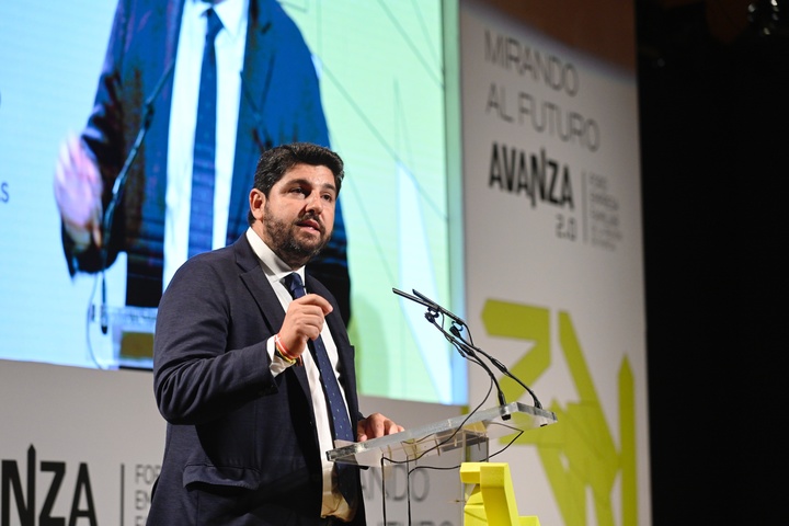 López Miras inaugura la segunda edición de 'Avanza', Foro de Empresa Familiar de la Región de Murcia (2)