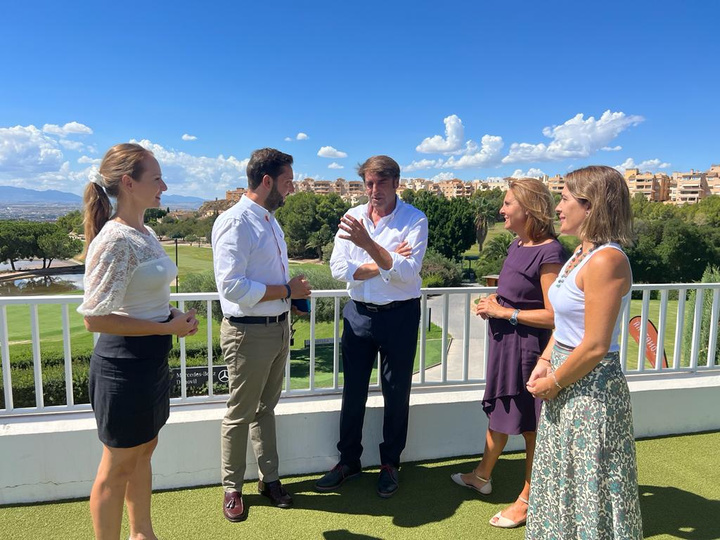 Reunión con representantes de Aegolf.