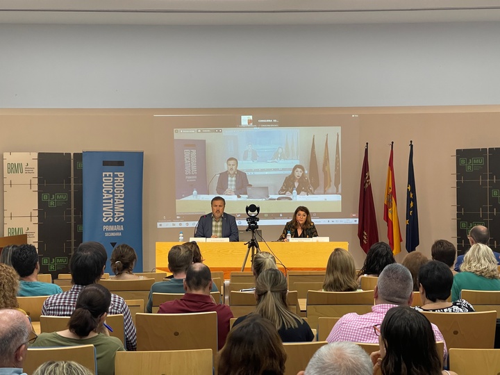 La consejera de Educación, María Isabel Campuzano, y el director general de Formación Profesional e Innovación, Juan García, durante la inauguración de las Jornadas Informativas de Programas Educativos