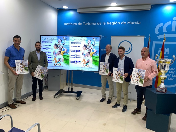 Los directores generales del Itrem y de Deportes, Juan Francisco Martínez (2i), y de Deportes, Francisco Javier Sánchez (2d), en la presentación del torneo, acompañados por directivos del Pinatar Arena y el concejal de Deportes de San Pedro del Pinatar.