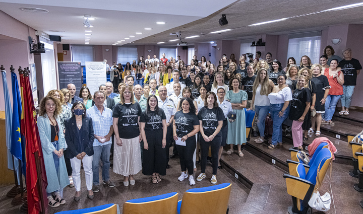 Isabel Franco, junto a los asistentes a la jornada de sensibilización del Día Internacional contra la explotación sexual y el tráfico de mujeres, niñas y niños.