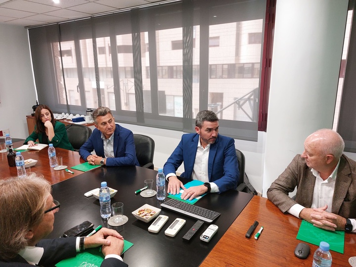 El consejero Antonio Luengo, durante su reunión con los representantes de Anecoop