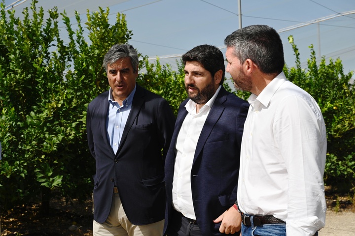 López Miras visita en Alhama de Murcia las instalaciones de la empresa agrícola The Natural Fruit Company
