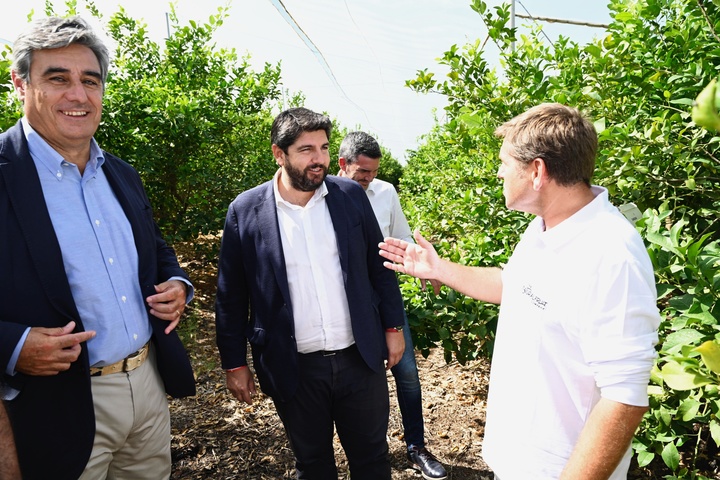 López Miras visita en Alhama de Murcia las instalaciones de la empresa agrícola The Natural Fruit Company (2)