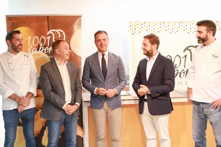 El consejero de Presidencia, Turismo, Cultura y Deportes, Marcos Ortuño, junto al director del Itrem, Juan Francisco Martínez (2d), David López, de' Local de Ensayo' y 'Ajo y Agua' (1i), el sumiller Pedro Martínez (2i) y Rodi Fernández, de 'Taúlla' (1d)