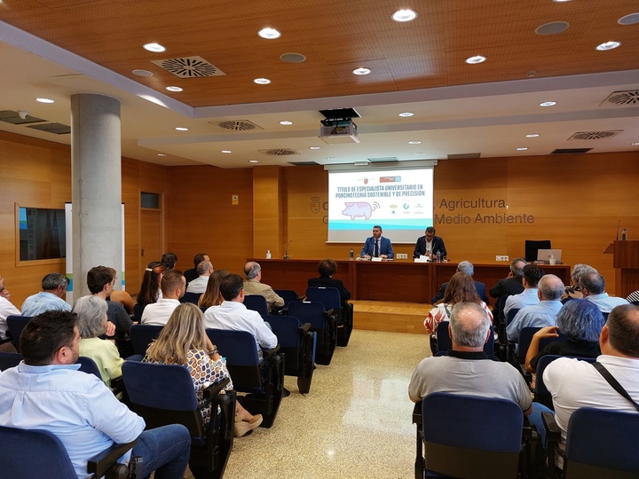 El consejero Antonio Luengo y el rector de la Universidad de Murcia, José Luján, presentaron el curso de especialista en porcinotecnia.