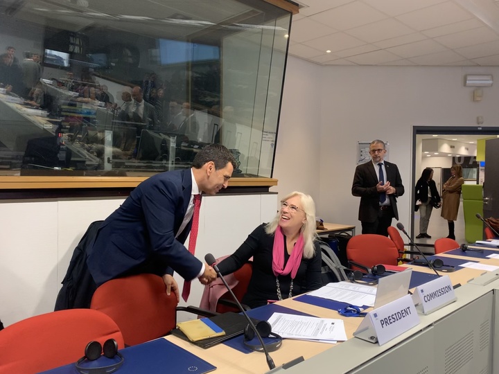 El consejero de Fomento e Infraestructuras, José Ramón Díez de Revenga, saluda a la coordinadora europea del Corredor Mediterráneo, Iveta Radicova, en la XVII reunión del Foro del Corredor Mediterráneo celebrado hoy en Bruselas