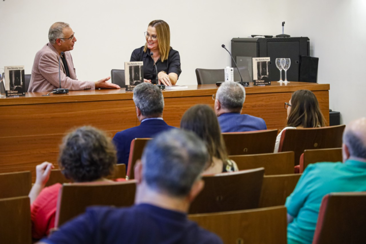 Isabel Franco presenta el libro 'El héroe que murió dos veces' del escritor Paco Rabadán