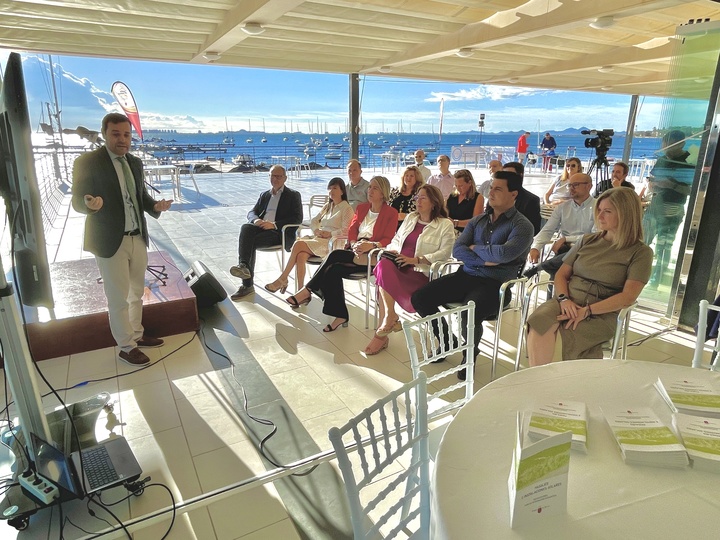 El director general de Territorio y Arquitectura, Jaime Pérez Zulueta, presenta en San Javier la `Estrategia de Paisaje del Mar Menor´ a los representantes de las administraciones municipales, regionales y estatales