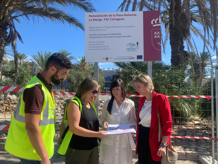 La directora de Movilidad y Litoral, Marina Munuera, visita las obras de renovación de la plaza Bohemia de La Manga