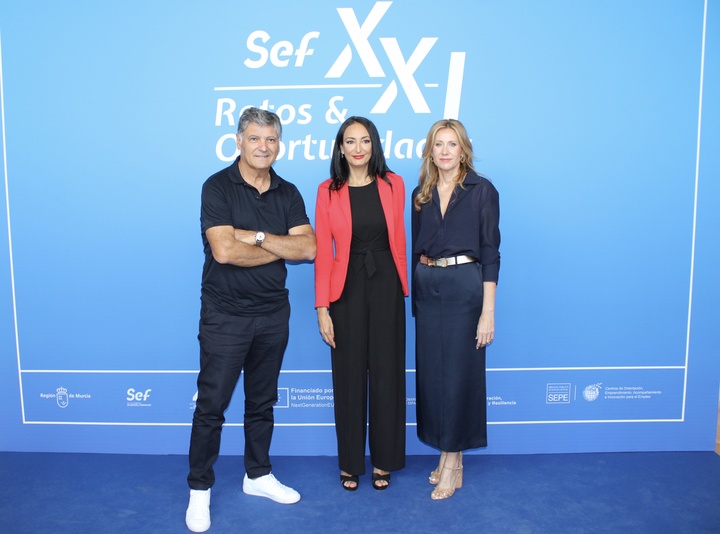 La consejera de Empresa, Empleo, Universidades y Portavocía, Valle Miguélez; el entrenador de tenis y director de la Rafa Nadal Academy, Toni Nadal; y la directora del SEF, Marisa López, durante la celebración del XX aniversario del SEF.