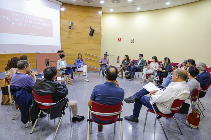 La vicepresidenta y consejera de Mujer, Igualdad, LGTBI, Familias, Política Social y Transparencia, Isabel Franco, presidió la reunión del Consejo Asesor del Voluntariado de la Región de Murcia