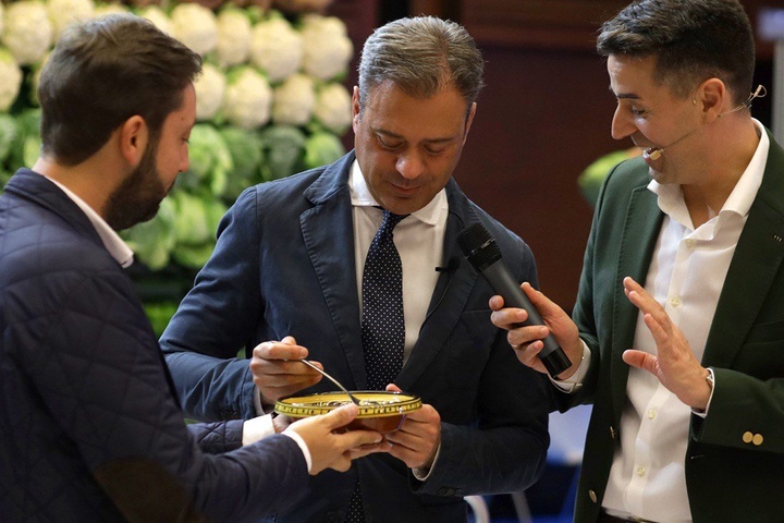 El consejero de Presidencia, Turismo, Cultura y Deportes, Marcos Ortuño, degusta algunas de las elaboraciones preparadas por los chefs en el stand de la Región