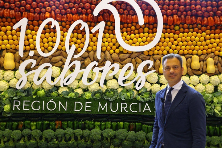 El consejero de Presidencia, Turismo, Cultura y Deportes, Marcos Ortuño, en el stand de la Región en San Sebastián gastronomika