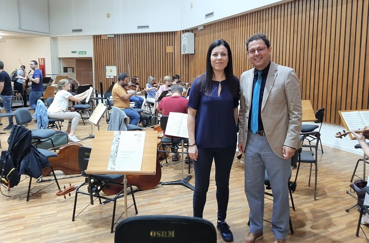 El director general del Instituto de las Industrias Culturales y la Artes ICA, Manuel Cebrián, junto a la directora de la Orquesta Sinfónica de la Región de Murcia OSRM, Virginia Martínez, durante el ensayo del concierto del próximo jueves.