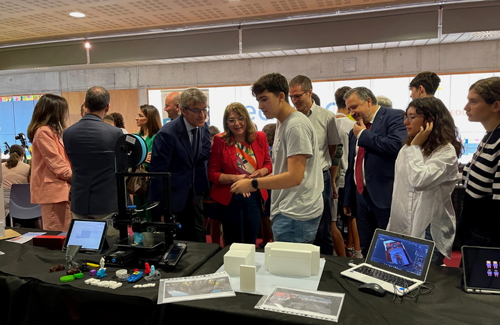 Los consejeros de Economía, Hacienda y Administración Digital, Luis Alberto Marín, y de Educación, María Isabel Campuzano, observan los proyectos elaborados por los alumnos participantes en la feria Edutech RM